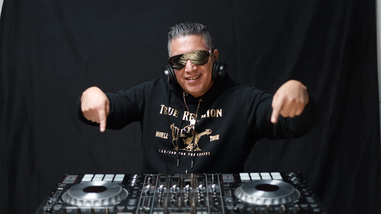 DJ El Apache en cabina