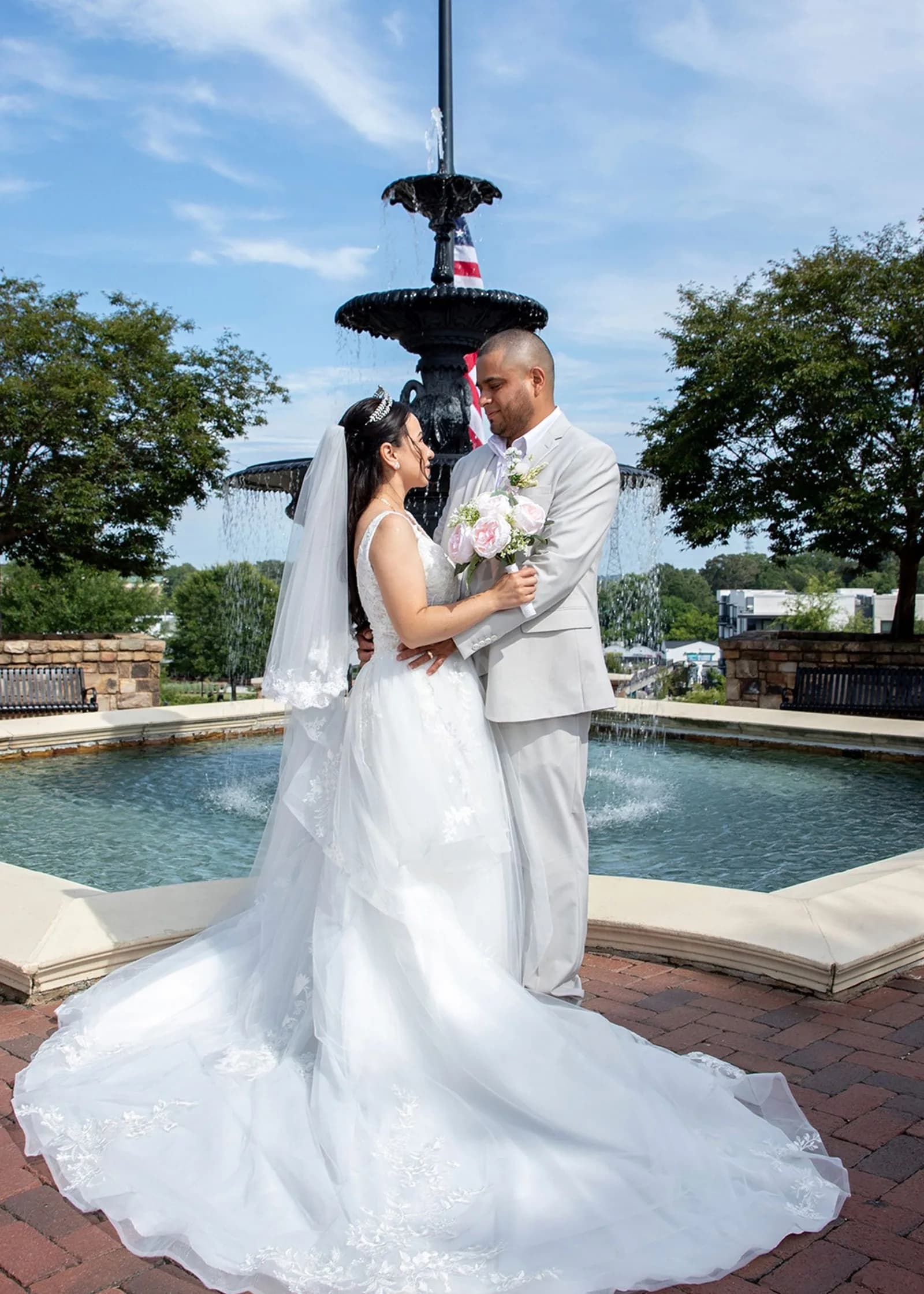 Pareja de novios en su boda, por Geomark Studios